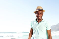 Giovane uomo africano fresco con il cappello alla spiaggia immagini stock libere da diritti Giovane uomo africano fresco con il cappello alla spiaggia immagini stock libere da diritti