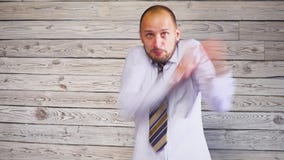 Giovane uomo aggressivo che esamina la macchina fotografica giura Capo pazzo diabolico stock footage Giovane uomo aggressivo che esamina la macchina fotografica giura Capo pazzo diabolico stock footage