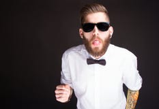 Giovane uomo alla moda dei pantaloni a vita bassa in camicia bianca fotografie stock libere da diritti Giovane uomo alla moda dei pantaloni a vita bassa in camicia bianca fotografie stock libere da diritti