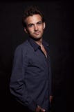 Giovane uomo attraente del caucasian di anni '20 del brunette fotografie stock Giovane uomo attraente del caucasian di anni '20 del brunette fotografie stock