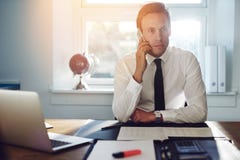 Giovane uomo bianco di affari che parla sul telefono immagini stock libere da diritti Giovane uomo bianco di affari che parla sul telefono immagini stock libere da diritti