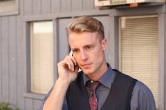 Giovane uomo d'affari aggressivo che parla sul telefono fotografie stock libere da diritti Giovane uomo d'affari aggressivo che parla sul telefono fotografie stock libere da diritti