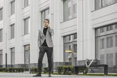 Giovane uomo d'affari che parla dal telefono cellulare accanto al centro di affari fotografie stock libere da diritti Giovane uomo d'affari che parla dal telefono cellulare accanto al centro di affari fotografie stock libere da diritti