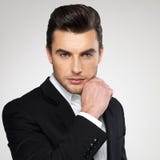 Giovane uomo d'affari di modo in vestito nero immagine stock Giovane uomo d'affari di modo in vestito nero immagine stock