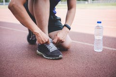 Giovane uomo dell'atleta di forma fisica che corre sulla pista della strada, sul benessere di allenamento di esercizio e sul corr immagini stock libere da diritti Giovane uomo dell'atleta di forma fisica che corre sulla pista della strada, sul benessere di allenamento di esercizio e sul corr immagini stock libere da diritti