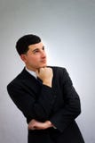 Giovane uomo di affari che pensa nel vestito nero immagine stock Giovane uomo di affari che pensa nel vestito nero immagine stock
