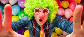 Giovane uomo di partito pazzo - foto della cabina della foto fotografie stock libere da diritti Giovane uomo di partito pazzo - foto della cabina della foto fotografie stock libere da diritti