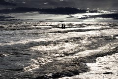 Giovani agli anziani del cuore in mare fotografia stock libera da diritti Giovani agli anziani del cuore in mare fotografia stock libera da diritti
