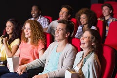Giovani amici che guardano un film immagini stock libere da diritti Giovani amici che guardano un film immagini stock libere da diritti