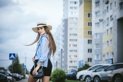 Giovani bei camicia e cappello di immaginazione di signora del modello della donna con la borsa sopra immagini stock Giovani bei camicia e cappello di immaginazione di signora del modello della donna con la borsa sopra immagini stock