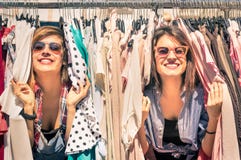 Giovani belle amiche delle donne al mercato settimanale del panno