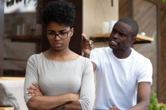 Giovani coppie afroamericane nel togeth di seduta litigante di amore fotografia stock libera da diritti Giovani coppie afroamericane nel togeth di seduta litigante di amore fotografia stock libera da diritti