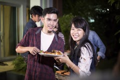 Giovani coppie asiatiche che godono di una cena e di un gruppo romantici di frie fotografia stock Giovani coppie asiatiche che godono di una cena e di un gruppo romantici di frie fotografia stock