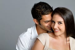 Giovani coppie etniche nell'amore fotografia stock Giovani coppie etniche nell'amore fotografia stock