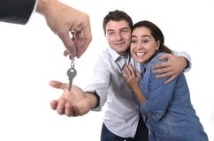Giovani coppie felici che ricevono residenza chiave della casa la nuova nel concetto di stato reale fotografia stock Giovani coppie felici che ricevono residenza chiave della casa la nuova nel concetto di stato reale fotografia stock