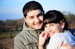 Giovani coppie felici nell'amore Giovani coppie felici nell'amore