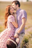 Giovani coppie nell'amore all'aperto fotografia stock Giovani coppie nell'amore all'aperto fotografia stock