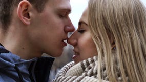 Giovani coppie nell'amore a Praga 2019 fotografia stock libera da diritti Giovani coppie nell'amore a Praga 2019 fotografia stock libera da diritti