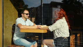 Giovani coppie piacevoli che si siedono in caffè avvolto in tè bevente generale accogliente Storia di amore di una ragazza e di u video d archivio Giovani coppie piacevoli che si siedono in caffè avvolto in tè bevente generale accogliente Storia di amore di una ragazza e di u video d archivio