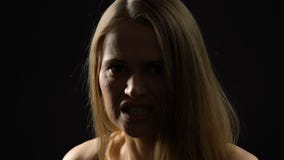 Giovani disturbi psicologici di sofferenza femminili aggressivi, malattia mentale, rabbia archivi video Giovani disturbi psicologici di sofferenza femminili aggressivi, malattia mentale, rabbia archivi video