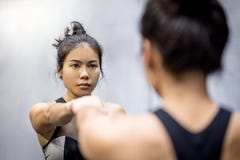 Giovani donne atletiche asiatiche nella perforazione degli abiti sportivi fotografia stock libera da diritti Giovani donne atletiche asiatiche nella perforazione degli abiti sportivi fotografia stock libera da diritti