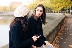 Giovani donne che pettegolano all'aperto fotografia stock Giovani donne che pettegolano all'aperto fotografia stock