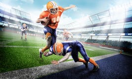 Giovani e forti giocatori di football americano su erba verde fotografia stock libera da diritti Giovani e forti giocatori di football americano su erba verde fotografia stock libera da diritti