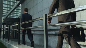 Giovani imprenditori che entrano nell'edificio per uffici, gente di affari, arrivisti stock footage Giovani imprenditori che entrano nell'edificio per uffici, gente di affari, arrivisti stock footage