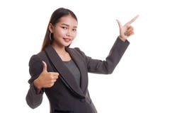 Giovani punto e pollici asiatici della donna di affari su Immagine Stock Giovani punto e pollici asiatici della donna di affari su Immagine Stock