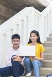 Giovani ragazzo e womon asiatici del computer immagini stock Giovani ragazzo e womon asiatici del computer immagini stock