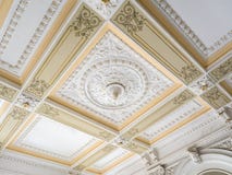 Gipspleisterplafond en muur Het vormen, kroonlijst Oude pleister architecturale elementen van het binnenland royalty-vrije stock afbeeldingen Gipspleisterplafond en muur Het vormen, kroonlijst Oude pleister architecturale elementen van het binnenland royalty-vrije stock afbeeldingen