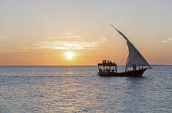 Girando su un dhow al tramonto, Nungwi, Zanzibar, Tanzania immagine stock Girando su un dhow al tramonto, Nungwi, Zanzibar, Tanzania immagine stock