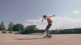 Girare il pattino nel salto stock footage Girare il pattino nel salto stock footage