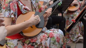 Girils est? tocando el la?d, domra Girils est? tocando el la?d, domra