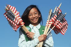 Girl scout filipino que sostiene indicadores americanos fotografía de archivo Girl scout filipino que sostiene indicadores americanos fotografía de archivo
