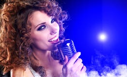 Girl Singing In Retro Mic Royalty Free Stock Images Girl Singing In Retro Mic Royalty Free Stock Images
