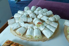 Girobussole con carne nella pita kebab del doner con carne, le patate fritte e le verdure in primo piano del pane della pita su u immagine stock libera da diritti Girobussole con carne nella pita kebab del doner con carne, le patate fritte e le verdure in primo piano del pane della pita su u immagine stock libera da diritti