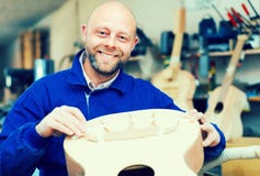 Gitaar-maker op workshop royalty-vrije stock foto's Gitaar-maker op workshop royalty-vrije stock foto's