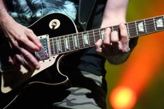 Gitarist στη σκηνή κατά τη διάρκεια της συναυλίας στοκ εικόνες Gitarist στη σκηνή κατά τη διάρκεια της συναυλίας στοκ εικόνες