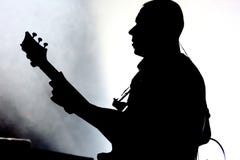 Gitarist στη σκηνή κατά τη διάρκεια της συναυλίας στοκ φωτογραφία με δικαίωμα ελεύθερης χρήσης Gitarist στη σκηνή κατά τη διάρκεια της συναυλίας στοκ φωτογραφία με δικαίωμα ελεύθερης χρήσης