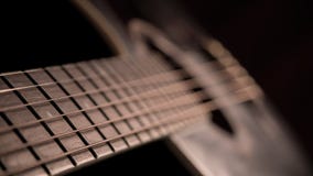 Gitarr i mörkret arkivbild Gitarr i mörkret arkivbild