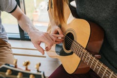 gitarr som lärer spelrum till Musikutbildning och extracurricular kurser royaltyfria foton gitarr som lärer spelrum till Musikutbildning och extracurricular kurser royaltyfria foton