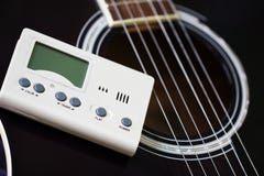 Gitarre und Tuner für Musikinstrumente lizenzfreie stockbilder Gitarre und Tuner für Musikinstrumente lizenzfreie stockbilder