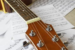 Gitarrenhals auf dem Hintergrund von Blättern mit Anmerkungen lizenzfreies stockbild Gitarrenhals auf dem Hintergrund von Blättern mit Anmerkungen lizenzfreies stockbild
