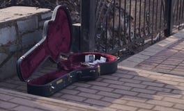 Gitarrfall av en musiker som spelar för pengar royaltyfri fotografi Gitarrfall av en musiker som spelar för pengar royaltyfri fotografi