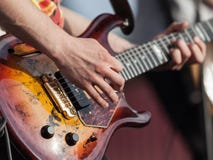 gitarrhand som rymmer mänsklig instrumentmusik royaltyfria bilder gitarrhand som rymmer mänsklig instrumentmusik royaltyfria bilder