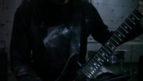 Gitarrist, der im Hangar spielt stock video footage Gitarrist, der im Hangar spielt stock video footage