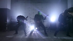 Gitarristen, die im Hangar spielen stock video footage Gitarristen, die im Hangar spielen stock video footage