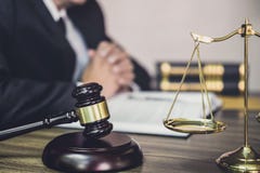 Giudichi gli avvocati del martelletto giustamente, Gavel sulla tavola di legno e sull'avvocato del maschio o del consulente che l fotografia stock Giudichi gli avvocati del martelletto giustamente, Gavel sulla tavola di legno e sull'avvocato del maschio o del consulente che l fotografia stock