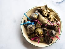 Giusta vista stata allineata dall'alto in basso degli gnocchi asiatici Zongzi del riso con lo spazio della copia immagine stock libera da diritti Giusta vista stata allineata dall'alto in basso degli gnocchi asiatici Zongzi del riso con lo spazio della copia immagine stock libera da diritti